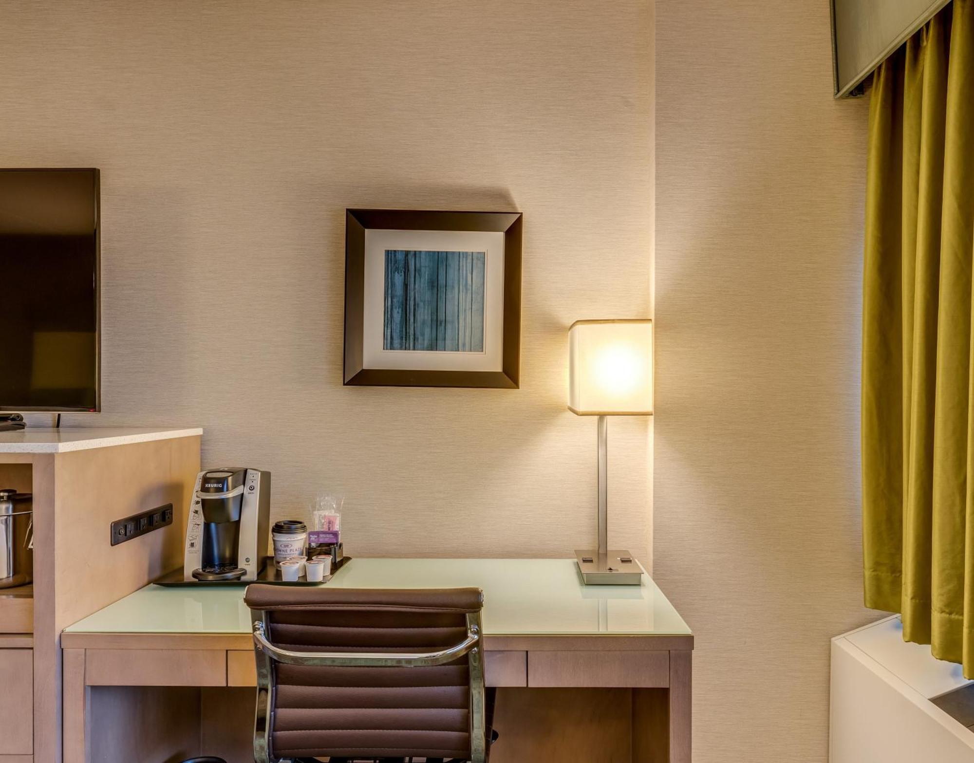 Hotel Crowne Plaza Lansing By Ihg Extérieur photo
