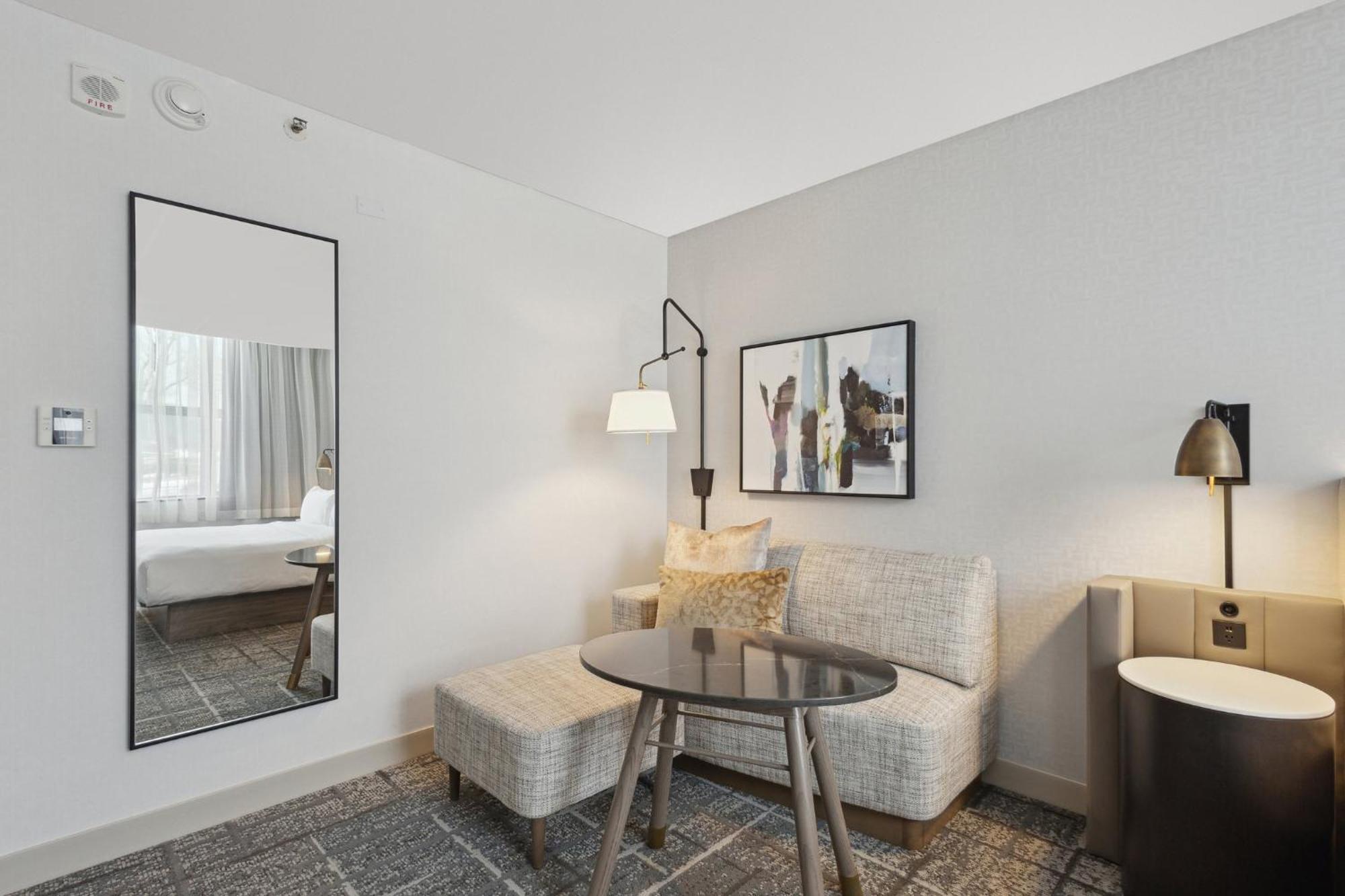 Hotel Crowne Plaza Lansing By Ihg Extérieur photo